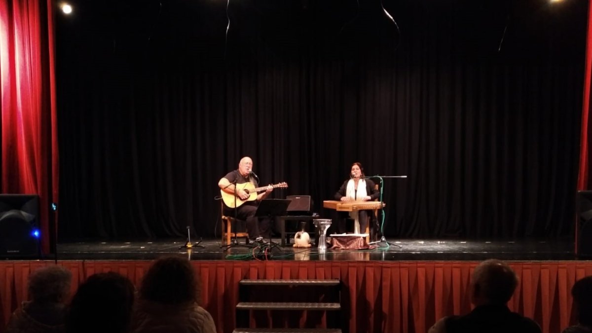 Javier Bergia y Begoña Olavide ofrecieron un concierto en el que combinaron la música andalusí, la canción de autor y la poesía española.