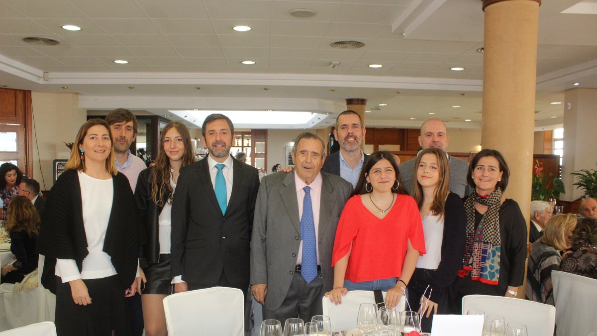 Luis Castillo Mesa junto a sus hijos, nueras, nietas y pareja.