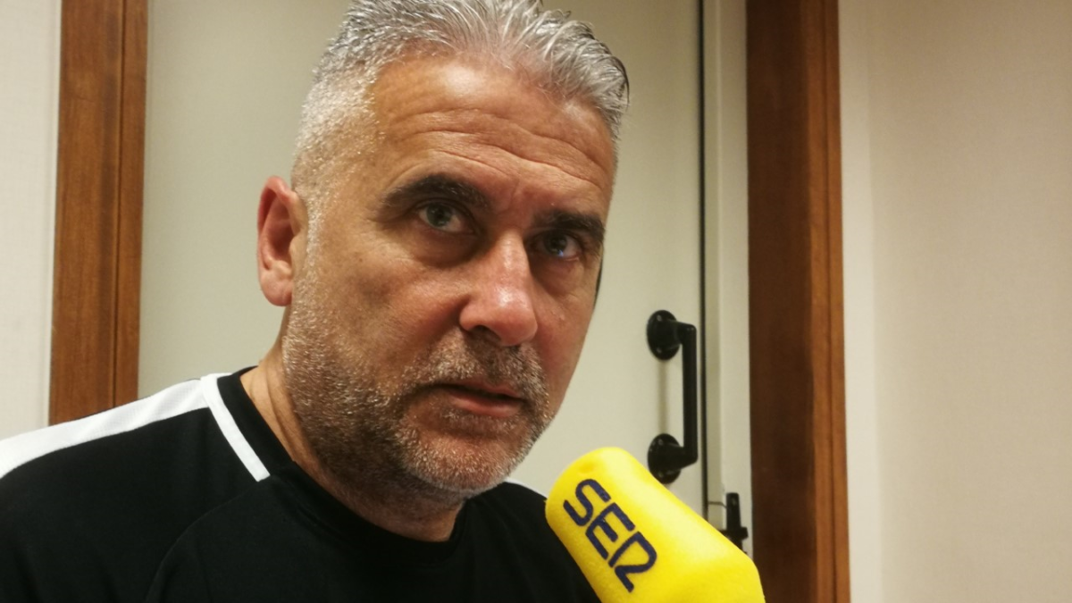 Pepe Morales en los estudios de la Cadena SER.