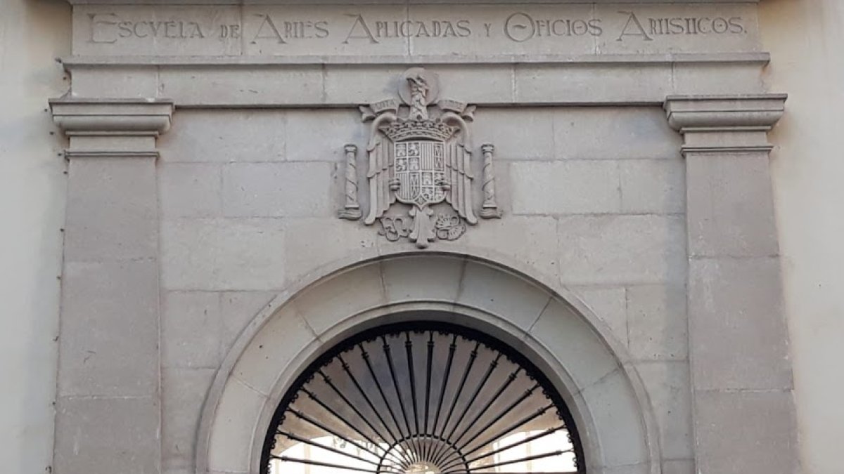 El escudo preconstitucional ubicado sobre la entrada principal de la Escuela de Artes de Almería.