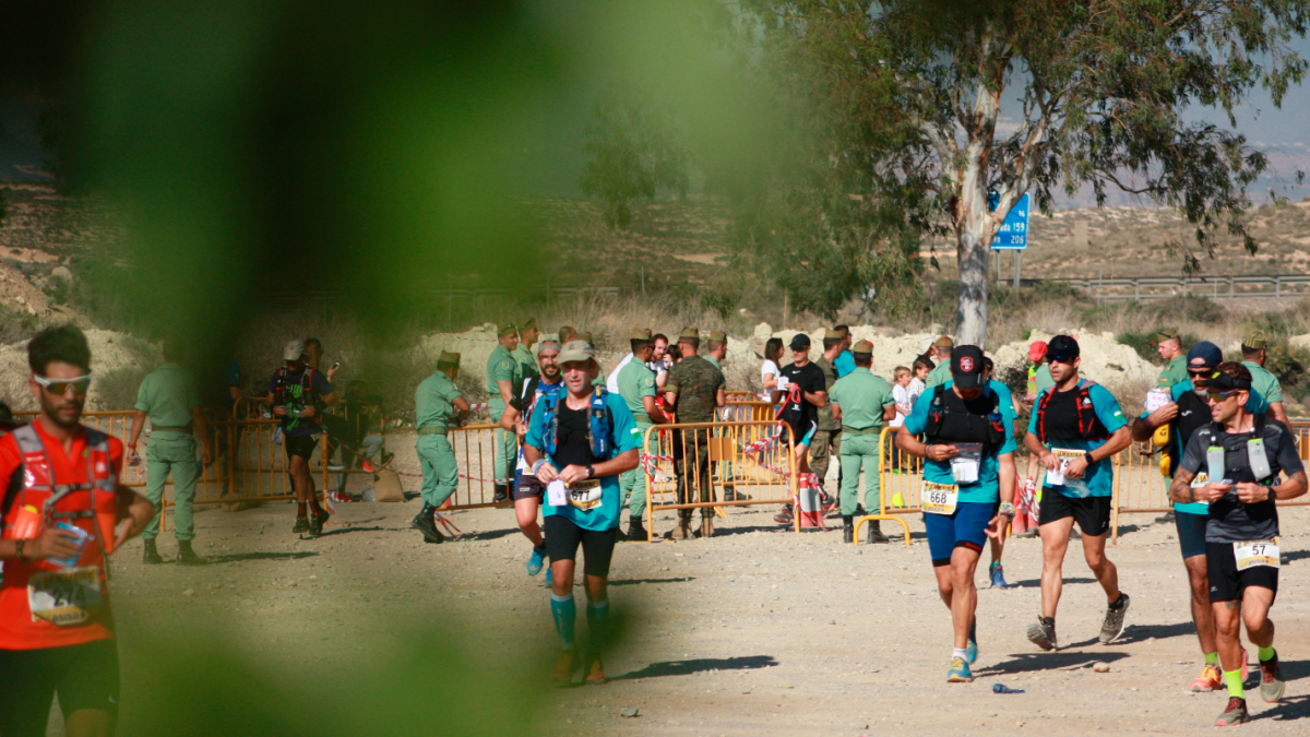 Entrada de los marchadores a la base Álvarez de Sotomayor durante la tercera edición de La Desértica.