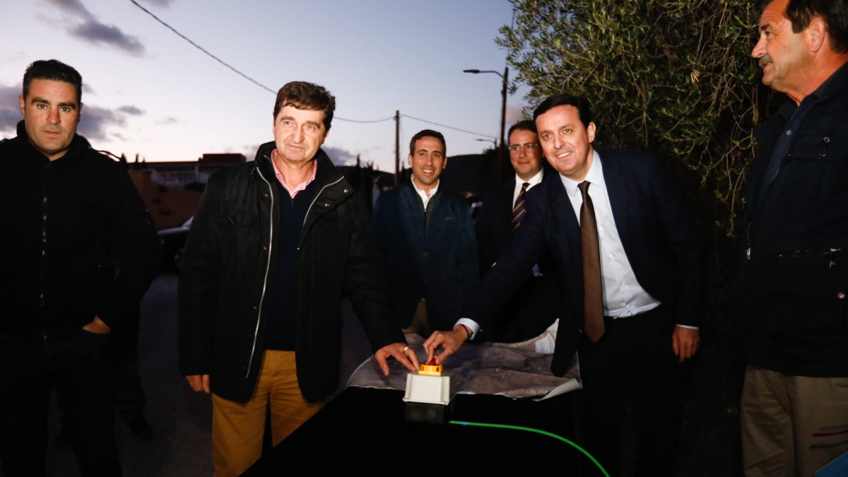 Las autoridades políticas en la inauguración del alumbrado eficiente