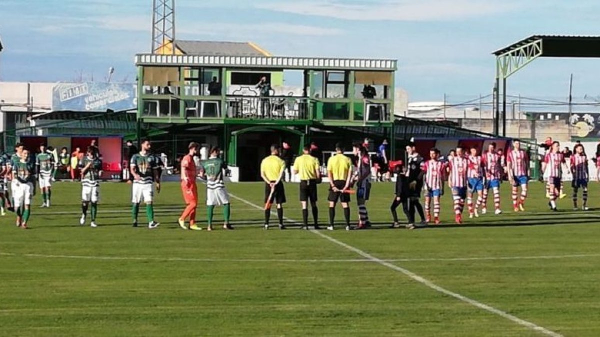 Los dos equipos saludando a la afición.