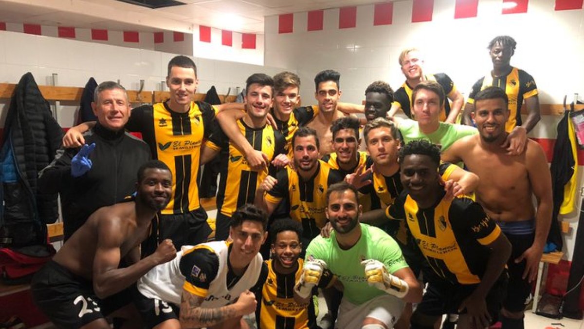 Los jugadores virgitanos celebran el triunfo.