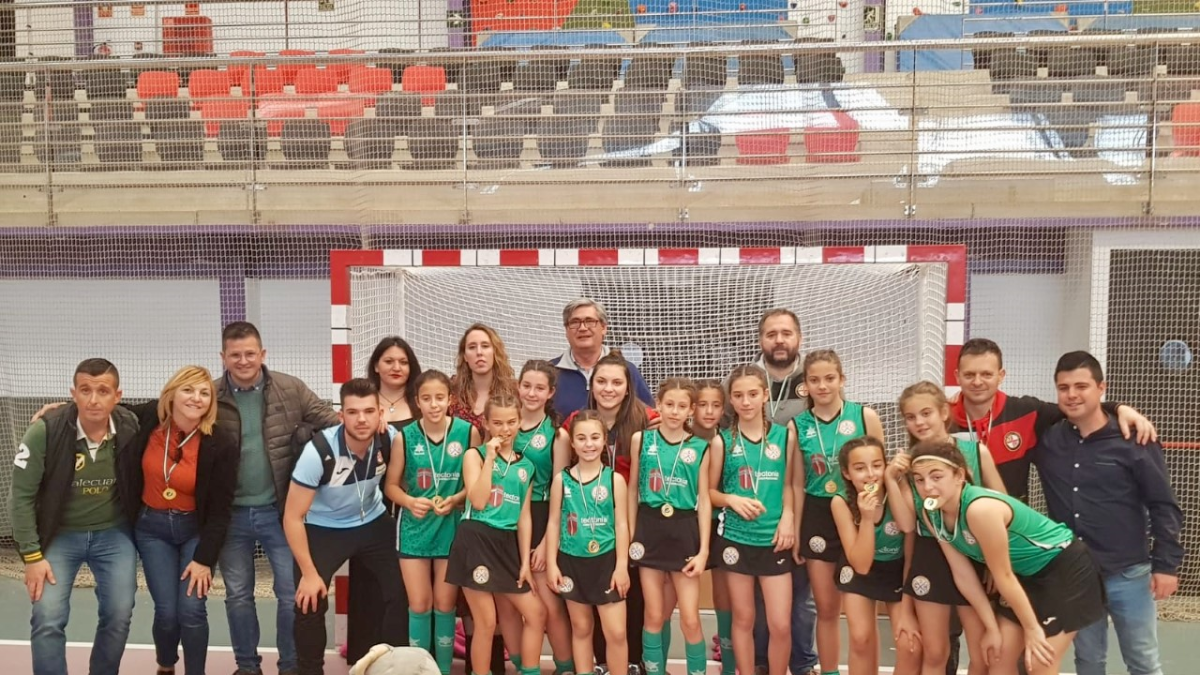 Las jugadoras posan como campeonas.