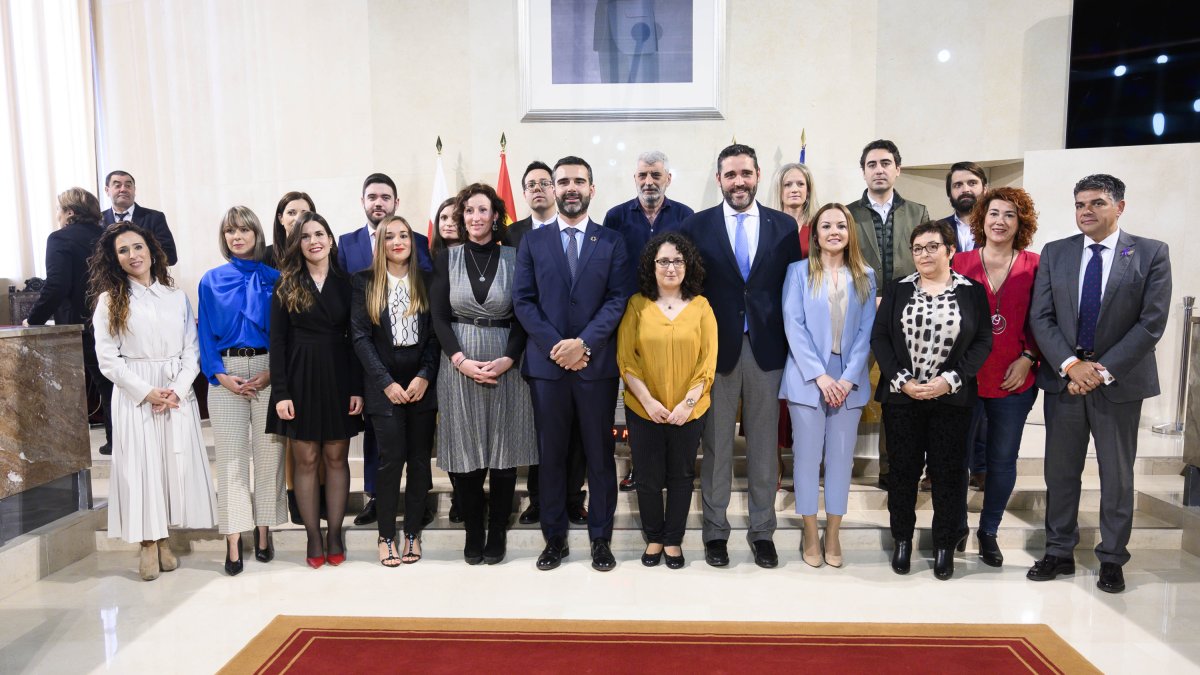 Foto de familia tras la toma de posesión de los nuevos auxiliares administrativos.