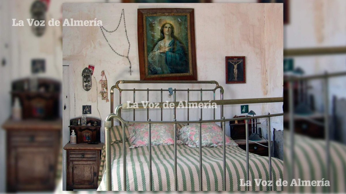 En los dormitorios antiguos la iconografía religiosa estaba muy presente, como las camas majestuosas de hierro o de madera.