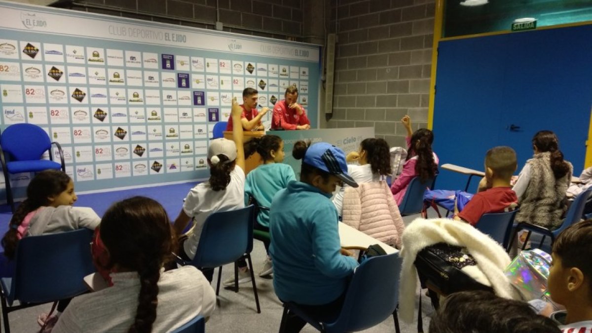Los alumnos con los futbolistas del CD El Ejido.