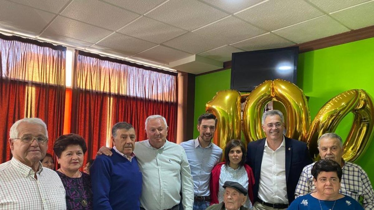 El cumpleañero homenajeado junto a su familia y dirigentes municipales.