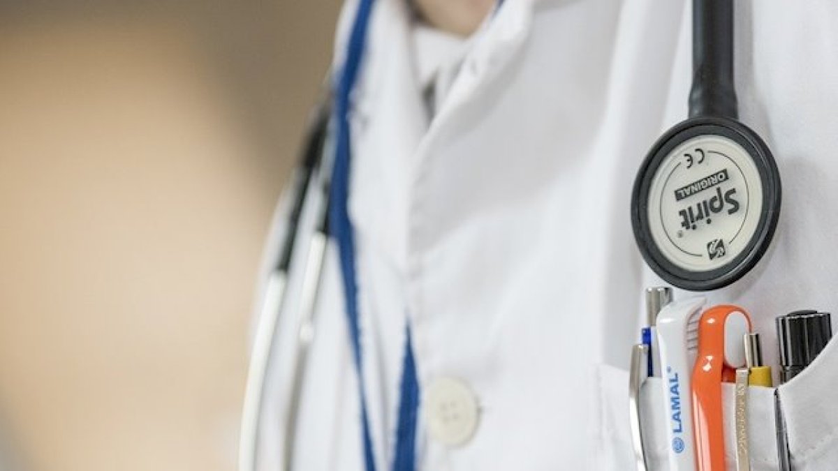 Falsos médicos están robando valiéndose del caos por el coronavirus.