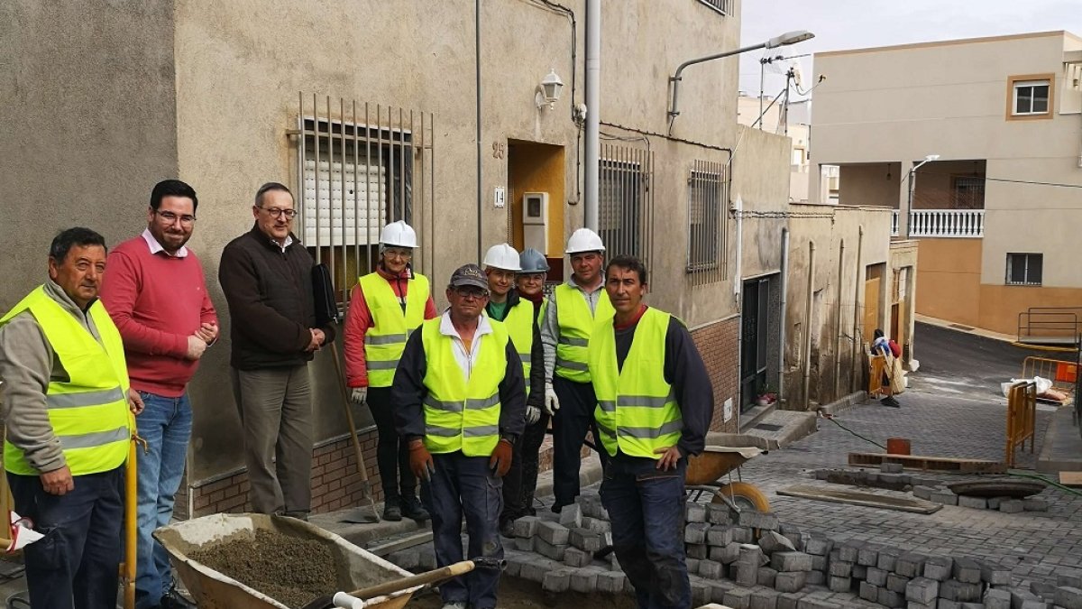 El director del SEPE y el alcalde visitan unas de las obras del PFEA.