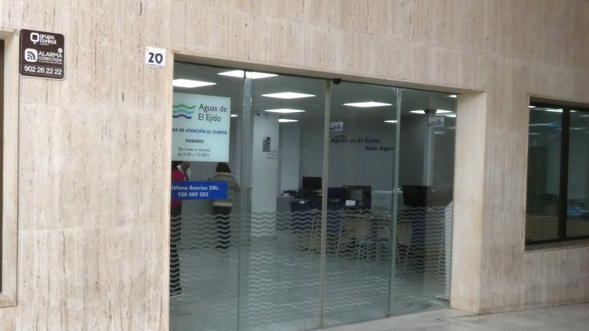 Puerta de acceso a la oficina de Aguas de El Ejido en el Ayuntamiento.