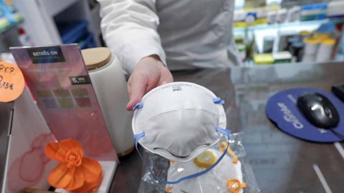 Las farmacias informarán del uso correcto de las mascarillas.