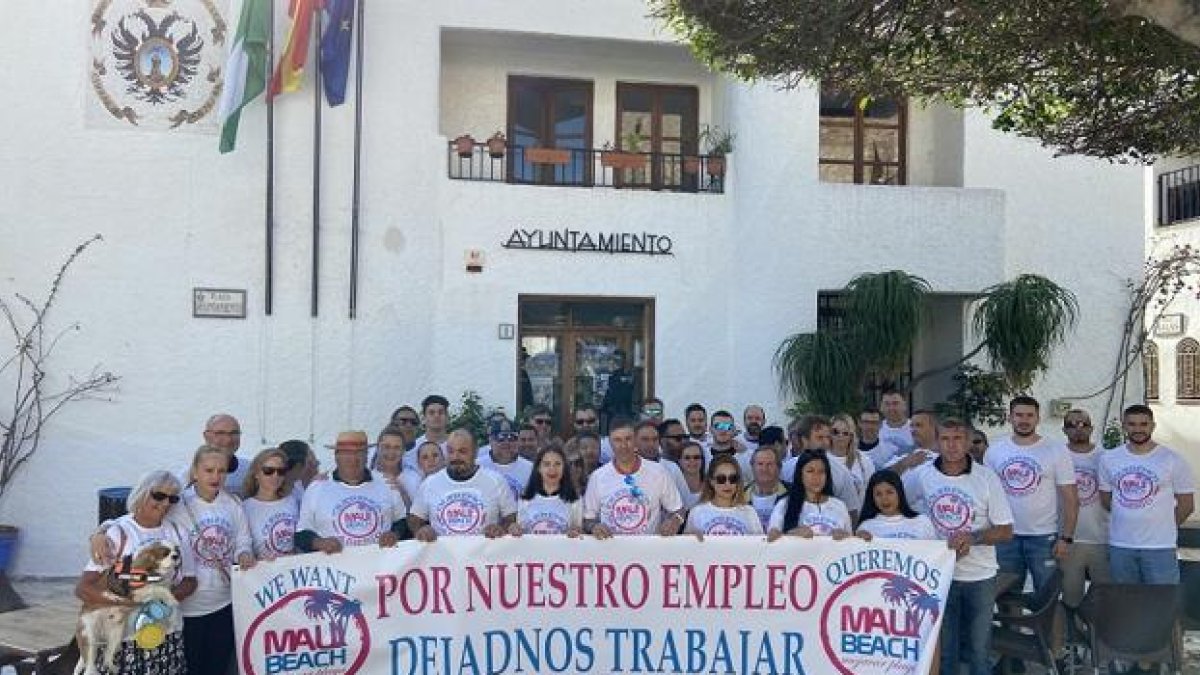 Trabajadores durante la concentración de este martes.