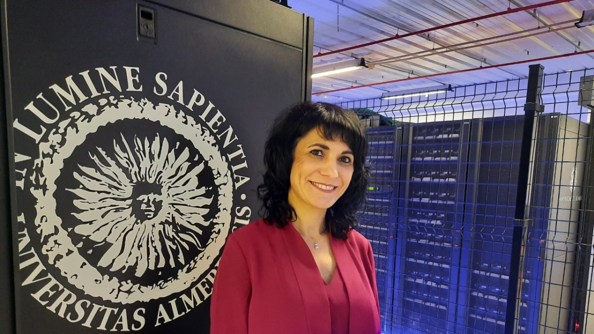 Pilar Martínez Ortigosa junto a un supercomputador de la Universidad de Almería (UAL).