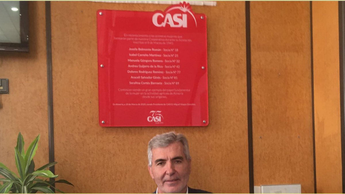 Miguel Vargas, presidente de CASI, bajo la placa.