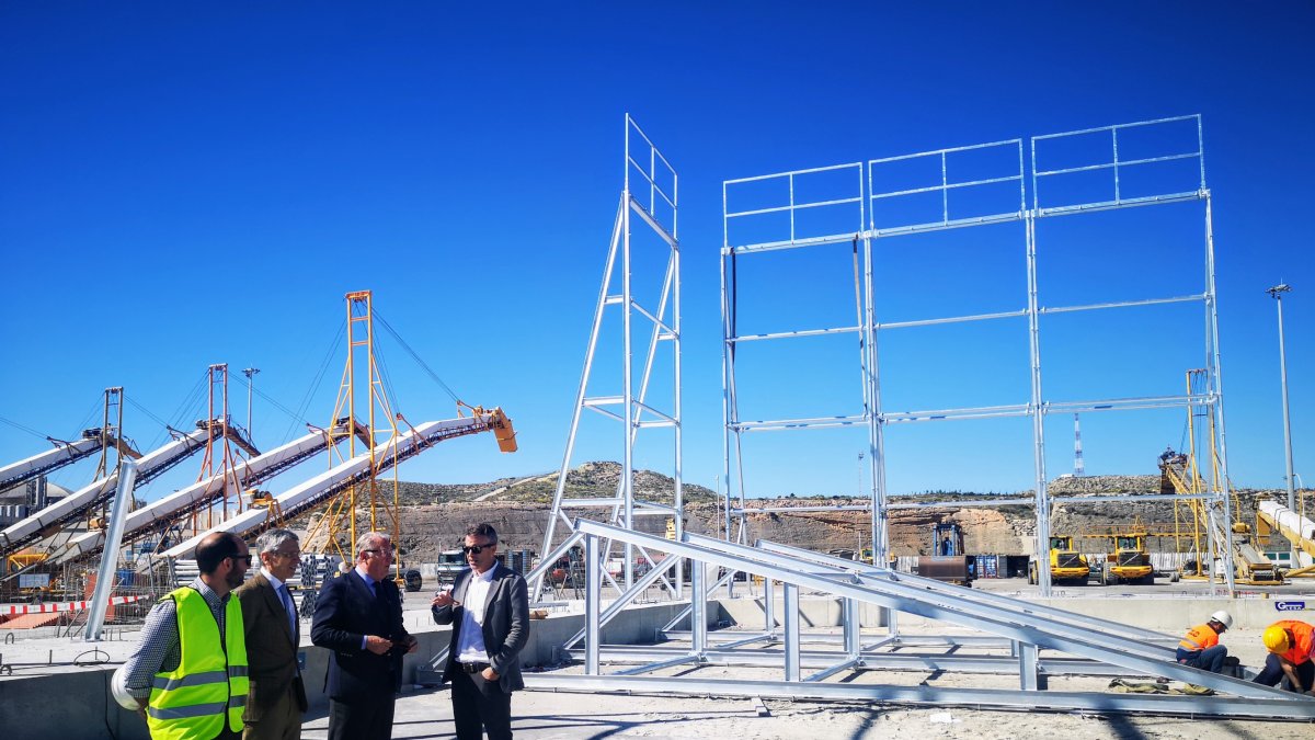 Visita al puerto de Carboneras, con las estructuras de las pantallas al fondo.