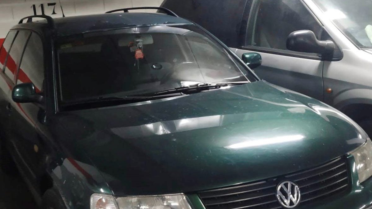 El vehículo inmovilizado por ser usado como taxi ilegal.