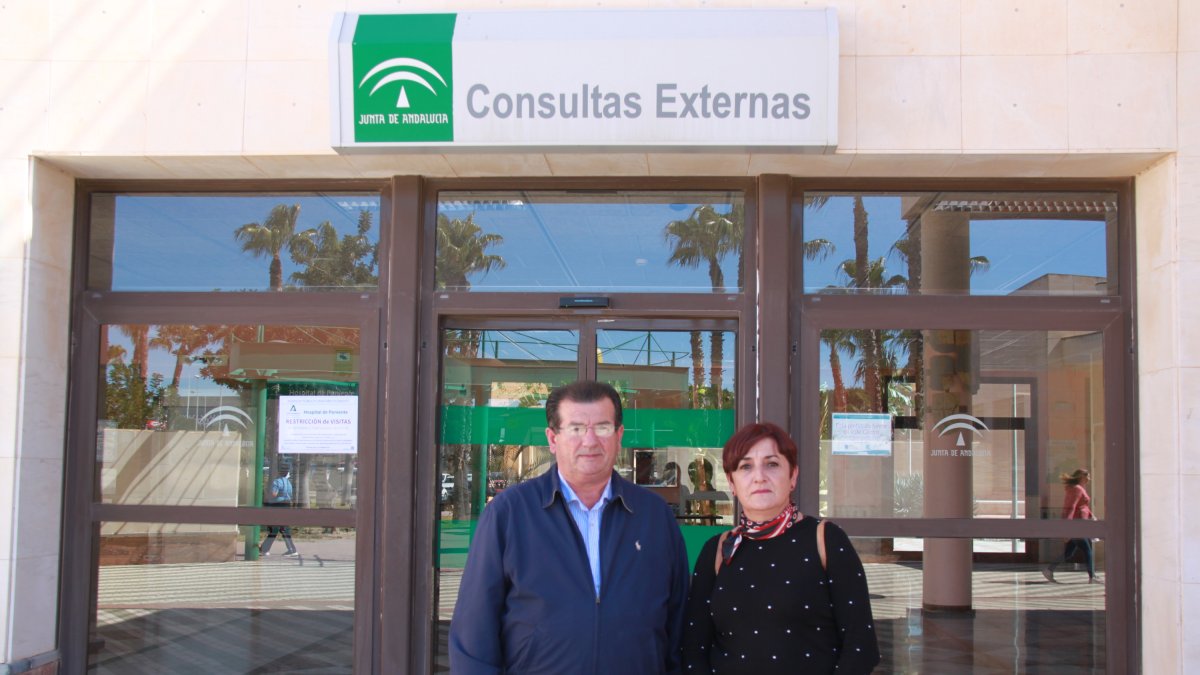 La portavoz socialista, Maribel Carrión, junto al edil del mismo grupo, José Miguel Alarcón.