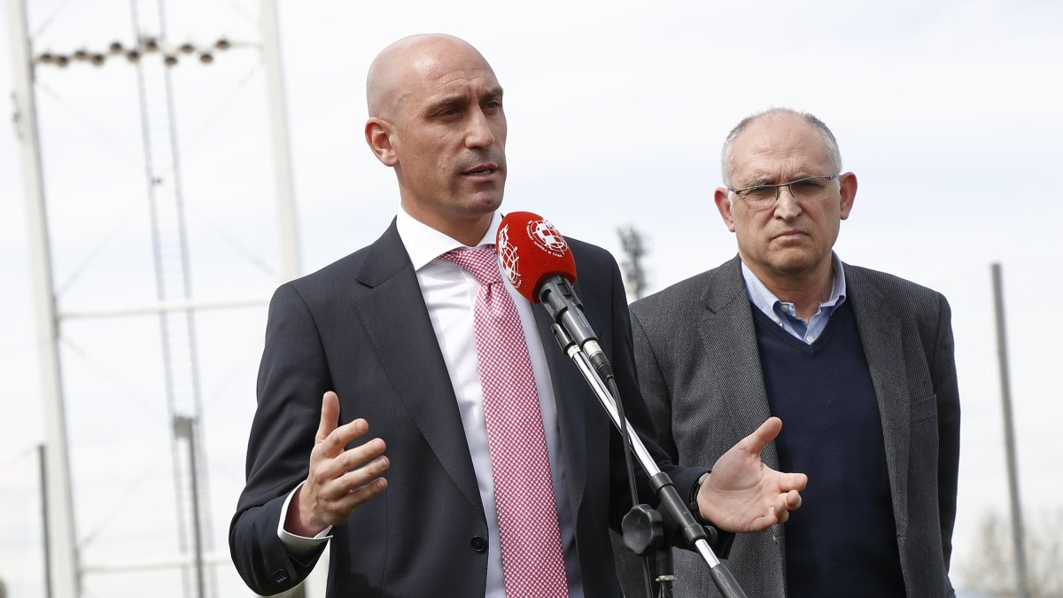 Luis Rubiales en rueda de prensa tras la suspensión del fútbol.
