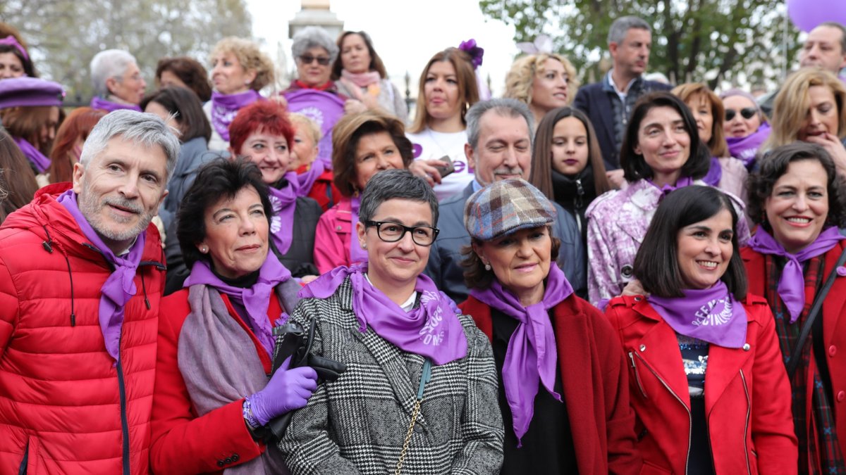 Celaá, con guantes morados de látex el domingo.
