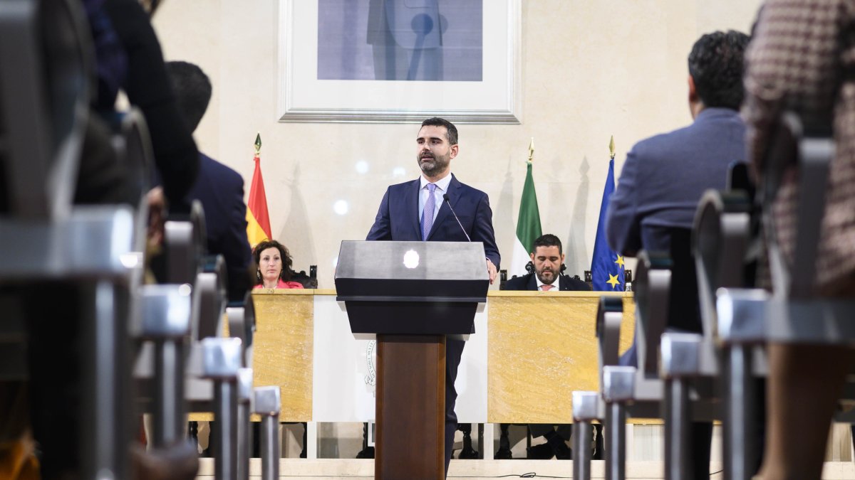 El alcalde, en uno de los últimos actos celebrados en el salón de plenos antes de la crisis.
