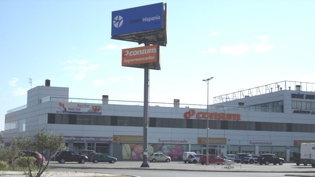 Supermercado de la playa de Vera, donde ayer llegaron muchos madrileños con segunda residencia en el Levante almeriense.