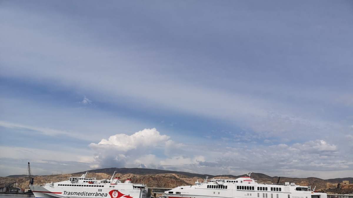 Dos ferrys de Trasmediterránea, este viernes en el puerto de Almería.