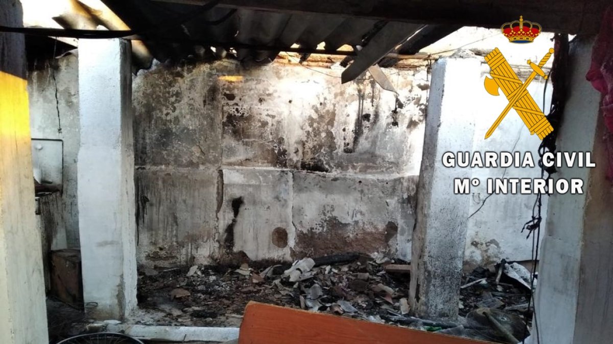 Estado en que quedó la chabola tras el incendio.