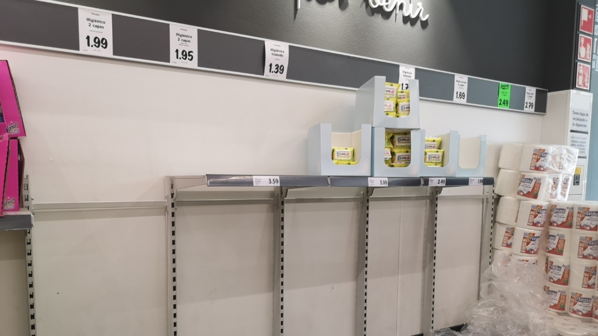 Estanterías de papel higiénico vacías, aunque al lado sí hay toallitas y papel de cocina.