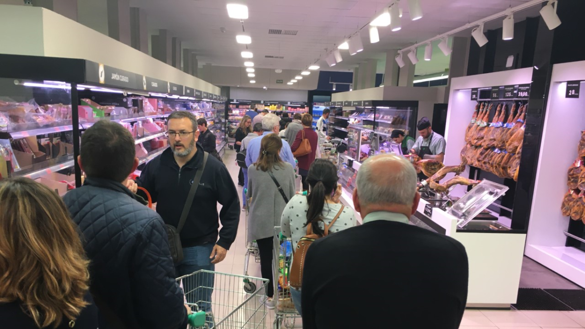 Colas para pagar en un supermercado de Almería, este viernes.