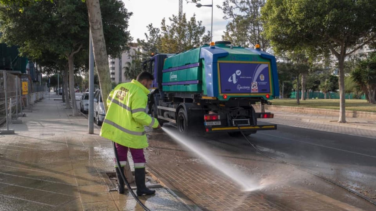 Baldeo en una calle de la ciudad