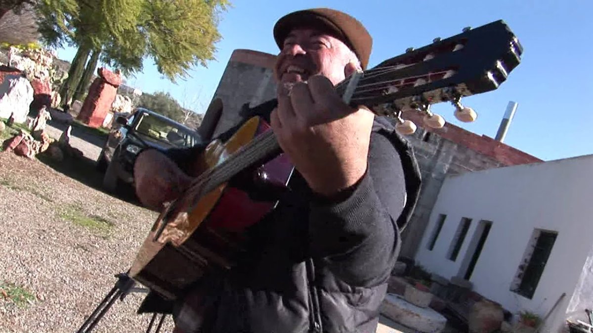El galerista Trino Tortosa, guitarra en mano. Deja un gran vacío en la cultura almeriense.