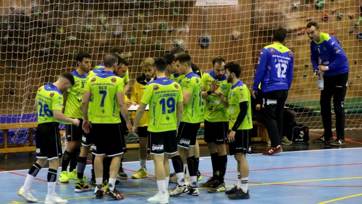 Los jugadores atentos a su entrenador.