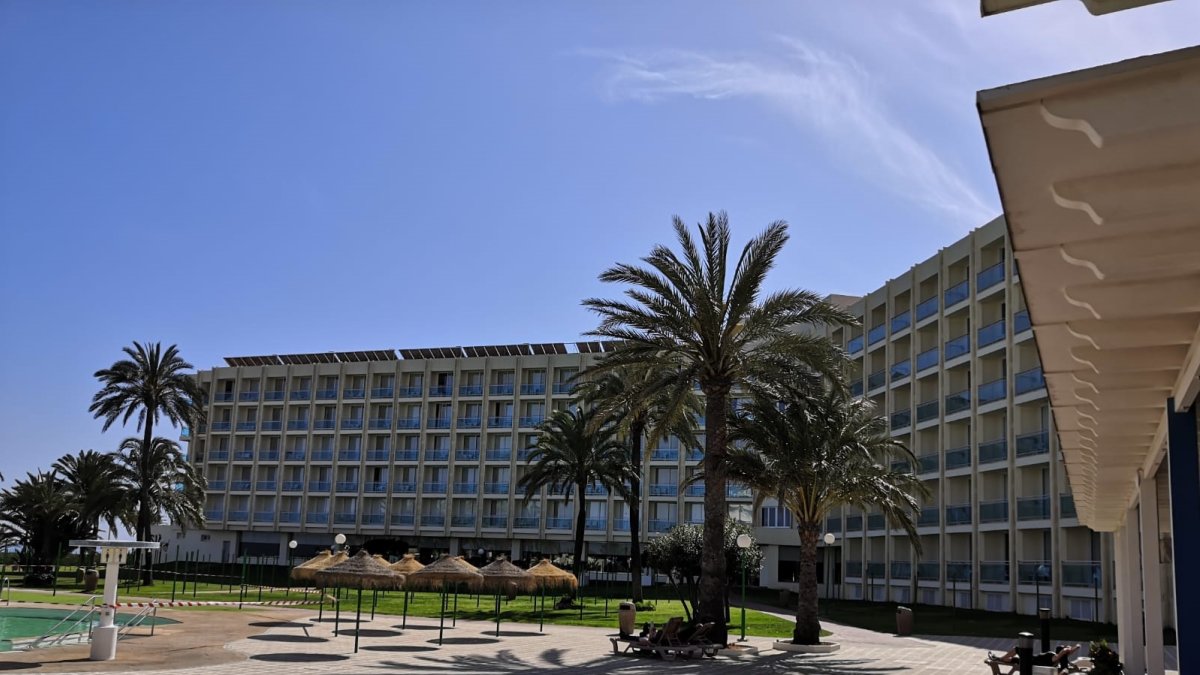 Terraza del hotel Zoraida de Roquetas, este sábado.