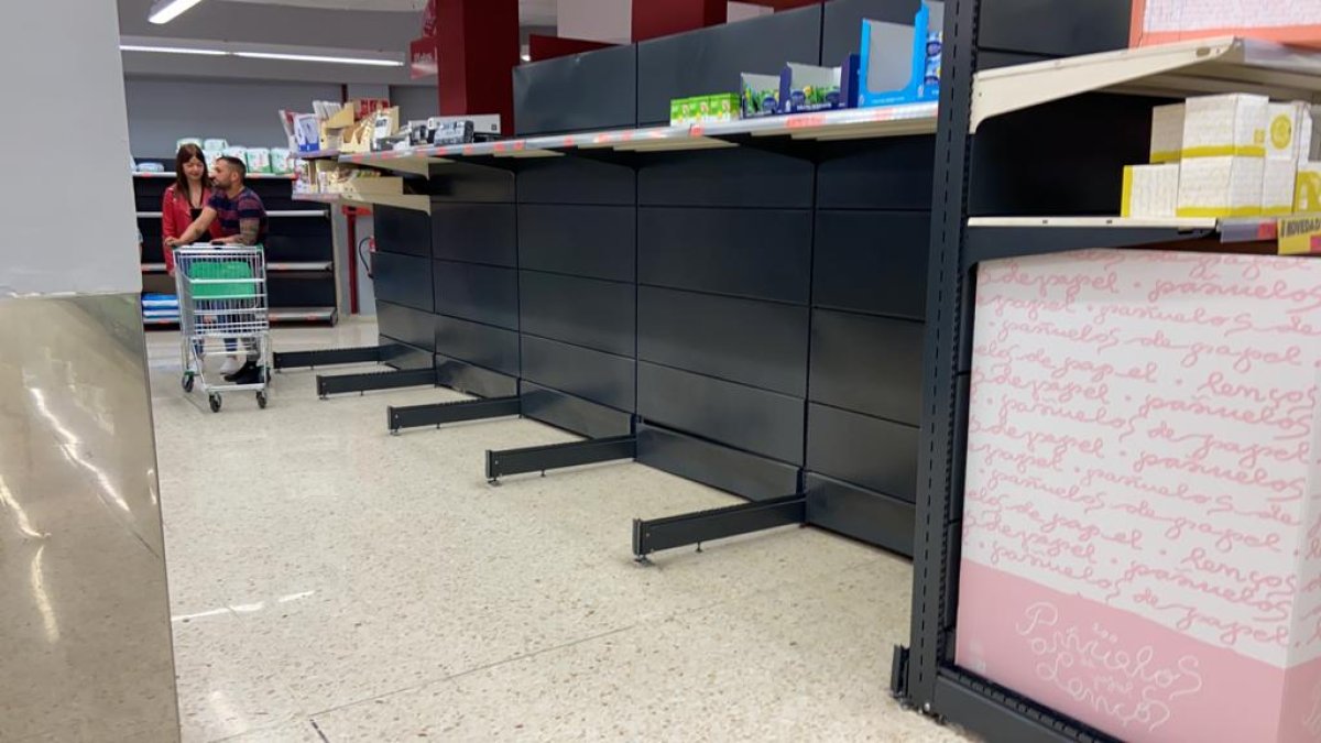 No hay papel higiénico en los supermercados virgitanos.