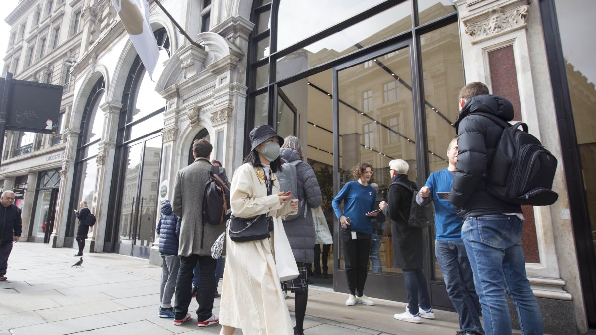 Una mujer pasea con mascarilla por una calle de Londres.