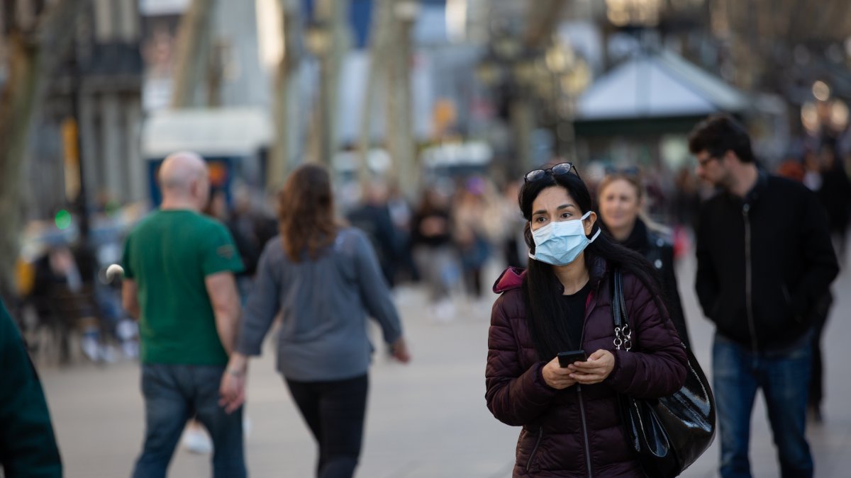 Una mujer con mascarilla.
