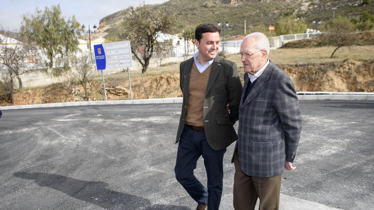 Javier A. García junto al alcalde de Chercos, José Antonio Torres.