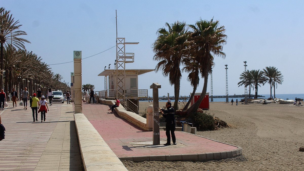 La Policía Local precintando las duchas de las playas de Almería.