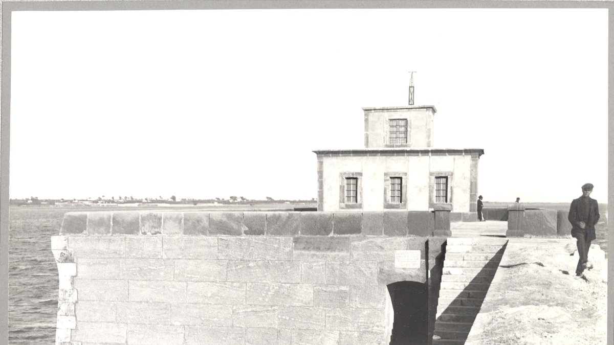 Morro de Poniente del Puerto, antes de la instalación del faro, cuando estaba habilitado como lazareto en una imagen de Antonio Mateos.