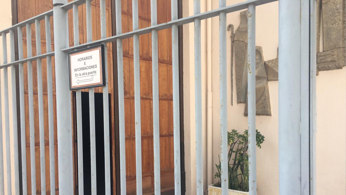 Puerta de entrada a una iglesia de la capital.