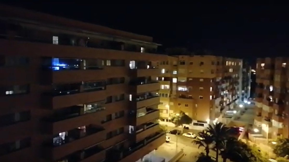 Aplausos desde los balcones de la capital almeriense este sábado.
