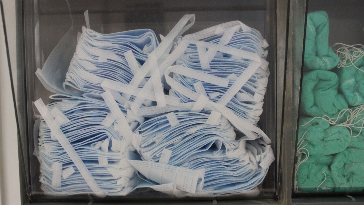 Varias mascarillas en un hospital.