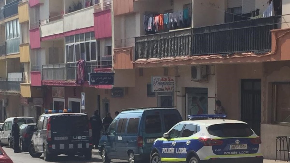 Imagen de archivo de efectivos de la Policía Local en un operativo en la Aldeílla.