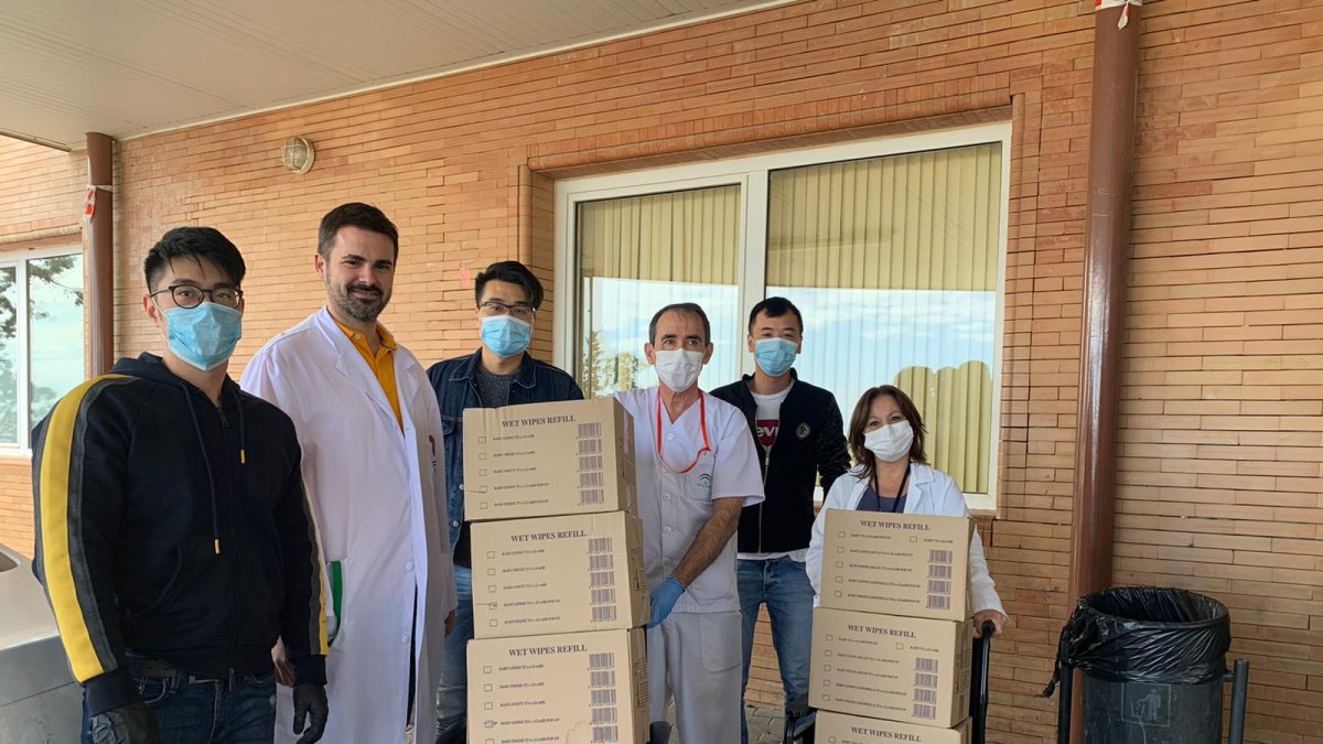 Momento de la entrega del material en el Hospital de Poniente.