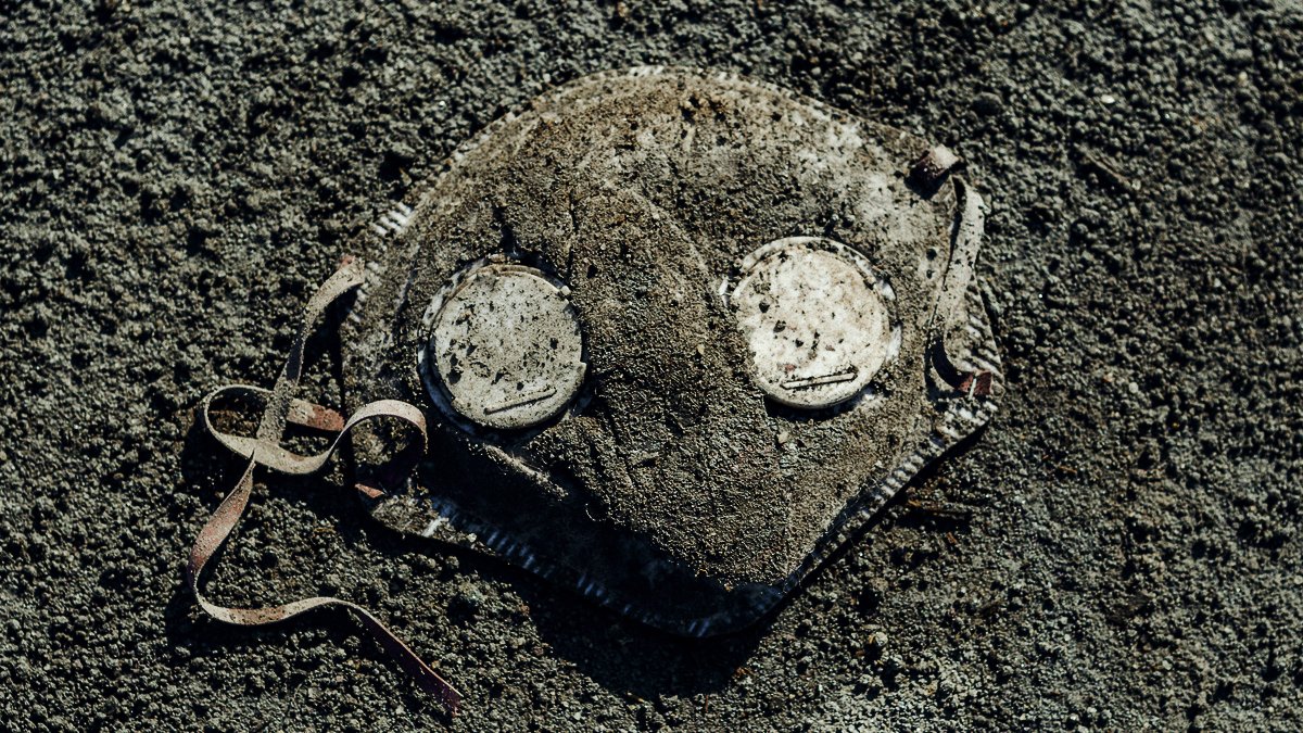 Mascarilla semi enterrada en la arena.