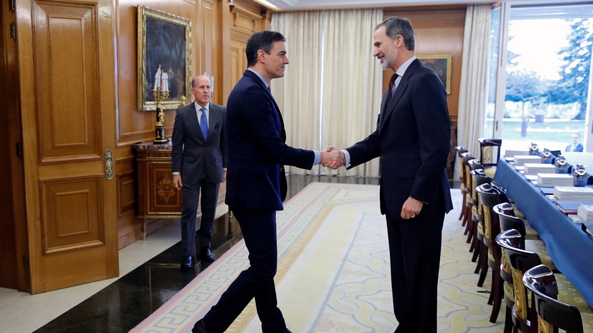 El Rey Felipe VI y el presidente del Gobierno, Pedro Sánchez.