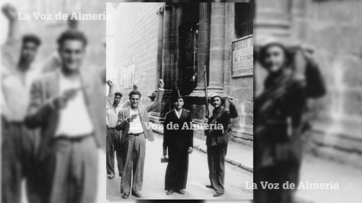 Un grupo de exaltados  en la calle de las Tiendas, delante de la puerta de la iglesia de Santiago, que acababa de ser incendiada.