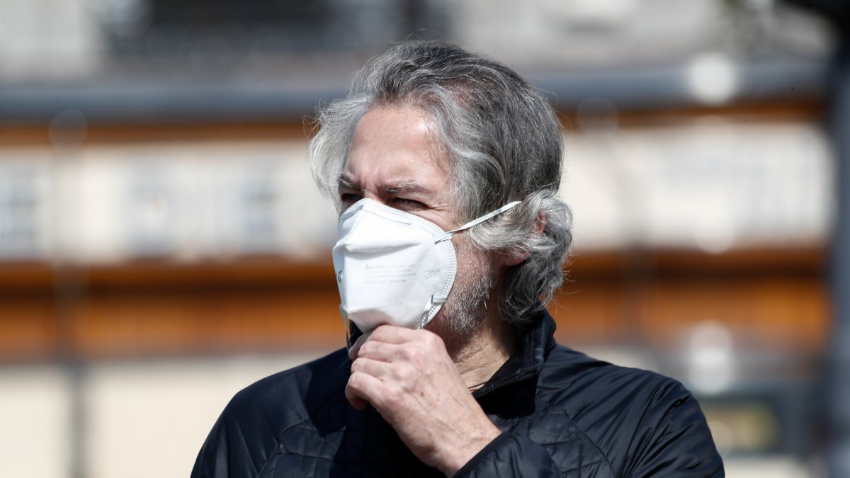 Un hombre con mascarilla por una calle de Madrid.